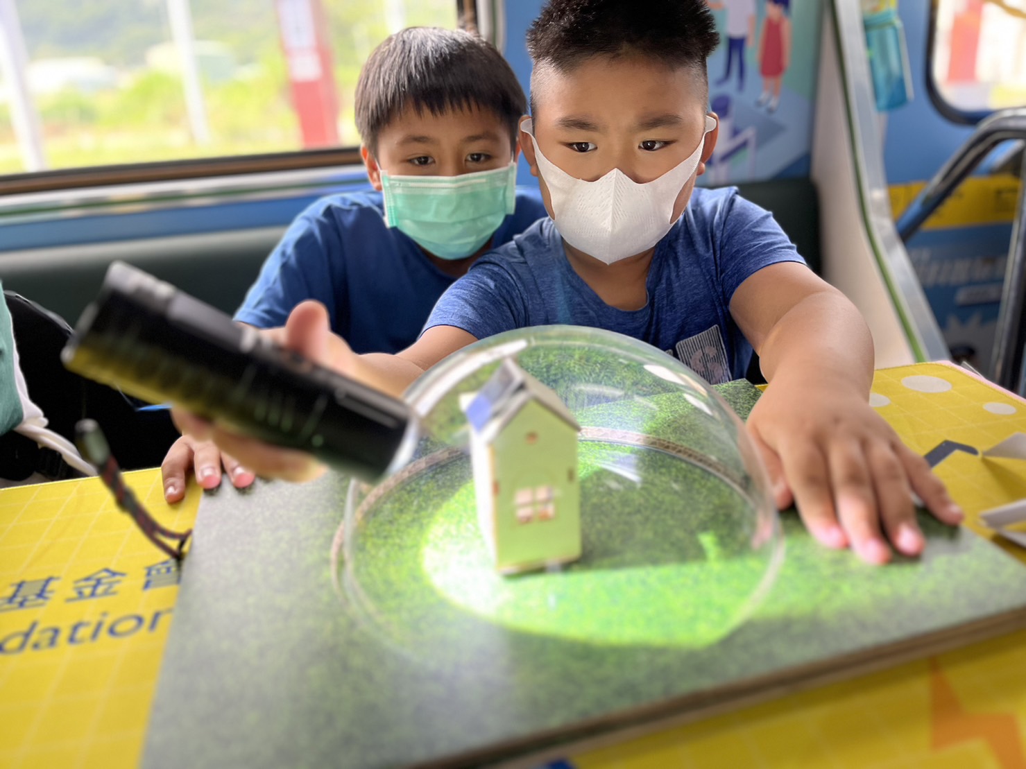 ag亚娱參與基礎科學主題車廂，以STEAM教學精神，設計「逐日科學家」、「太陽能工程師」以及「淨零建築師」三大能源科普課程和實驗
