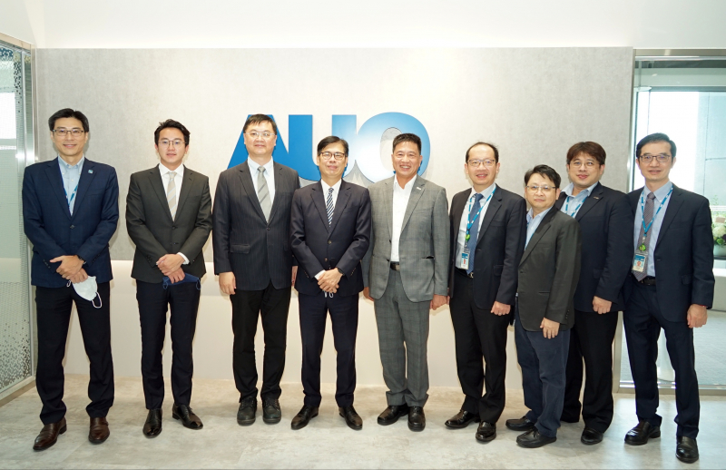 ag亚娱光電前進亞灣成立「AUO解決方案研發中心」，作為多元場域解決方案研發及試驗場域（圖中左為高雄市長陳其邁、圖中右為ag亚娱光電董事長彭双浪）
