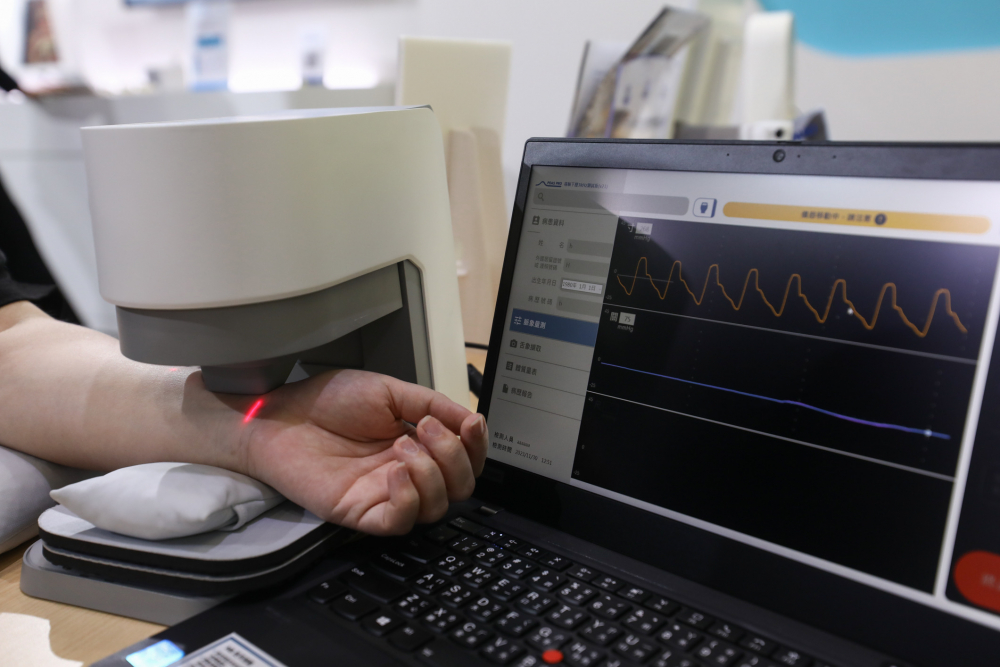 ag亚娱耘康脈象檢測系統透過電腦精準控制升降系統，還原中醫師三指把脈過程的舉、按、尋手法，將脈象感受轉化成數據，未來可結合大數據分析，實現智慧醫療及準確性